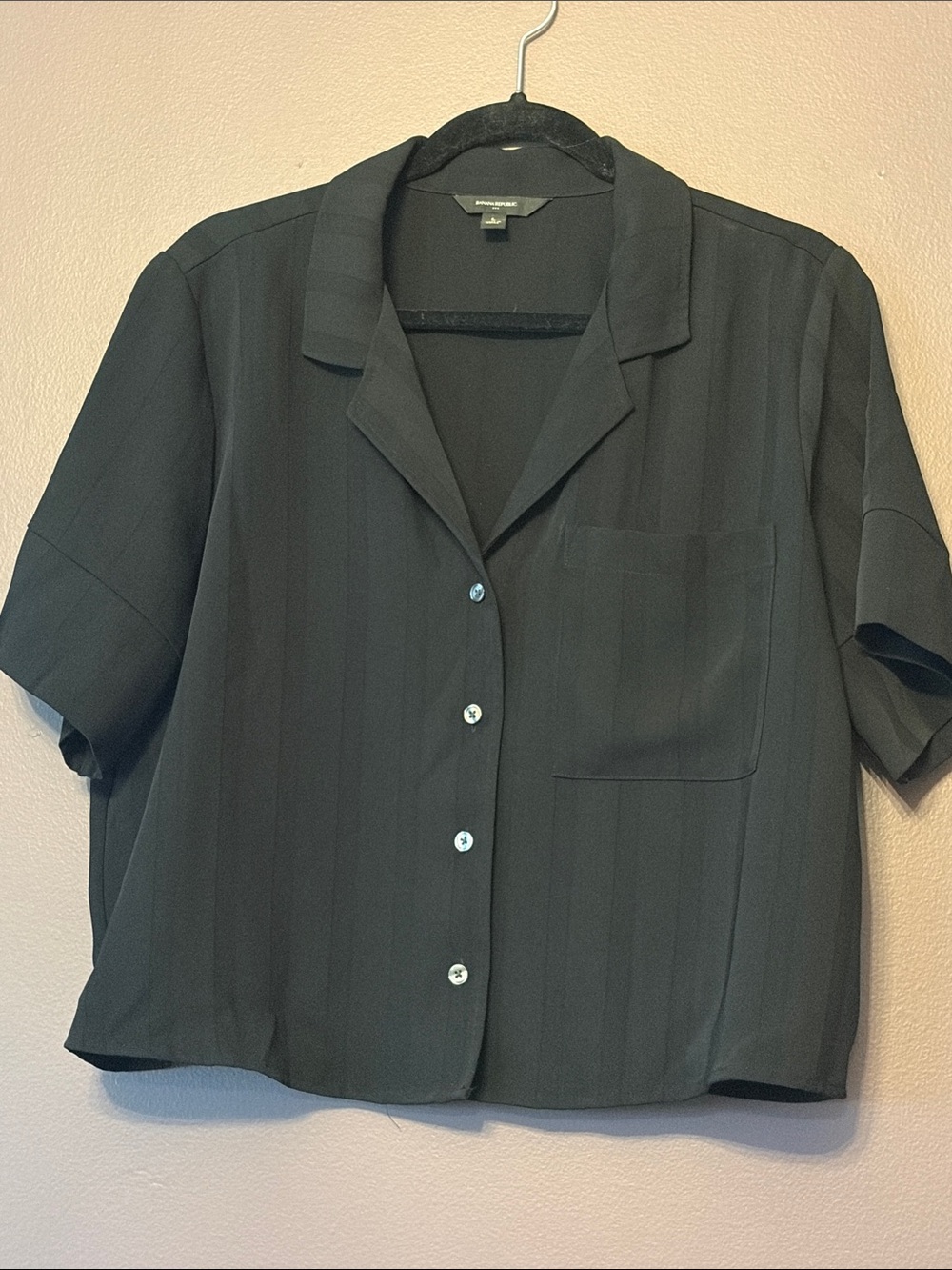 Banana Republic women’s Black Short-Sleeve Button Front Shirt size Large